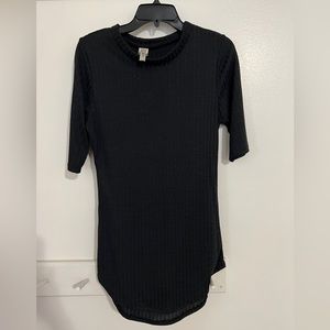 - Ribbed black tunic top